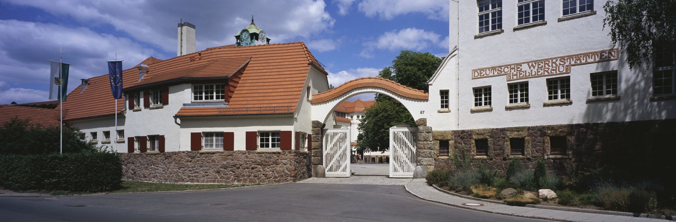 ÜU_Betragsbild_Gebäudeensamble_Eingang