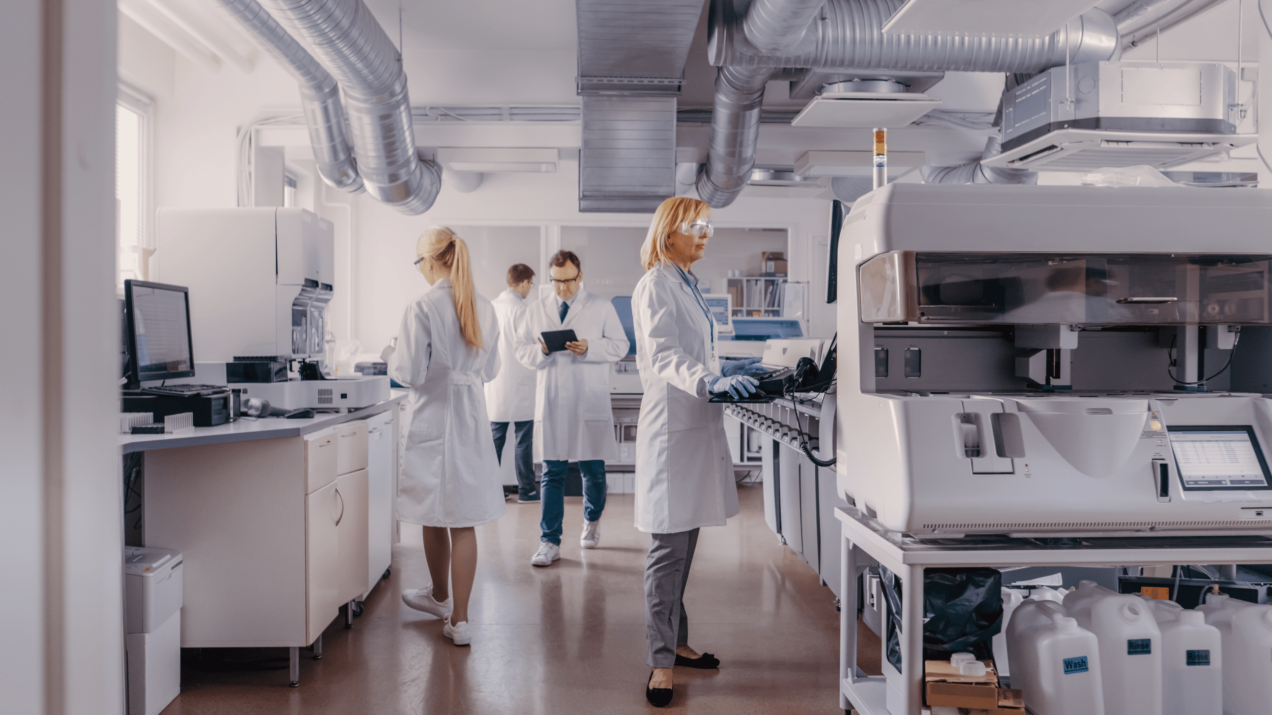 AF_Laborautomation_warm_AdobeStock_259896072